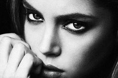 Удары в спину чаще всего наносят те, кого защищаешь грудью.