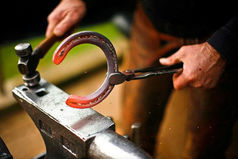 Никогда подкова не принесёт тебе счастья и удачу, пока не прибьёшь её к своему копыту и не начнёшь пахать, как лошадь!