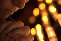 Вот уходит старый год. Пусть с собой он заберет. Бремя выплаты долгов. Пустоту из кошельков, жадных кляузных клиентов, нелюбимых конкурентов. Ту любовь, что без ответа. Снег, что выпадает летом. Дятлов тех, что нас долбают. Пусть с собою забирает!