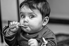 Как интересно устроен детский желудок: даже когда в него уже совершенно не влезают три последние ложки супа, туда прекрасно помещаются 3 печеньки, 5 конфет и стакан сока.