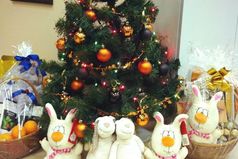 - Мама, ёлка горит! - Сынок, не горит, а сияет - Мама, уже шторы сияют