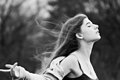 Вычеркивать людей из своей жизни надо черным маркером, а не простым карандашом, надеясь, что в любой момент можно найти ластик.