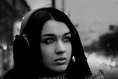 Раньше при встрече снимали шляпу. Сейчас достают из уха наушник. В знак особого уважения достают два.