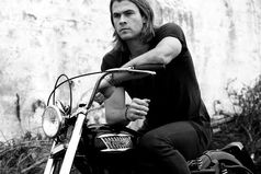 Умный, симпатичный, высокий, езжу на крутом мотоцикле!  Девушки думают что я занят. А я одинок и три года без секса! Жизнь боль.