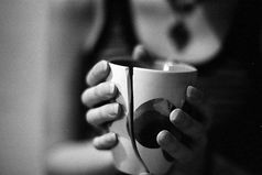 Люблю наши приметы.  Рассыпала соль - к ссоре, разбила тарелку - на счастье,  пересолила - влюбилась. Легче во всем видеть какой-то символ,  чем признать, что у меня просто руки из жопы