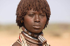 C такой зарплатой как в России,  надо жить в Африке! Трусики, бусики и красавица!