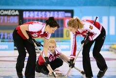 Посмотрев Олимпиаду, уборщица баба Маня поняла,что зря теряет время и устроилась главным тренером по кёрлингу