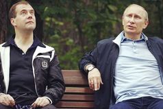 Владимир Путин строит на красной площади новый мавзолей, в котором он и Дмитрий Медведев будут лежать по очереди.