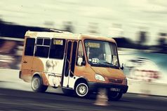 Водитель маршрутки, случайно заехавший на трассу  «Формулы 1», выиграл гонку, успев даже подобрать по пути двух пассажиров.