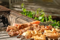 Мир, труд, май! Водку наливай! Май, мир, труд! Выпьем прямо тут! Труд, май, мир! Лишь бы не кефир!