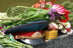 За ваше мужество в бою, за вашу боль, за ваши раны, за жизнь счастливую мою – земной поклон вам, ветераны!