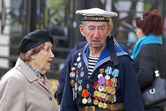 С 9 Мая поздравляю, пожелания как всегда: Неба мирного желаю, не болеть Вам никогда.