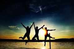 Если когда-нибудь, гоняясь за счастьем, вы найдете его, вы, подобно старухе, искавшей свои очки, обнаружите, что счастье было все время у вас на носу.