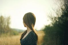 Пусть думают — я в радости купаюсь! Пускай считают жизнь мою игрой. Я падаю. И снова поднимаюсь! Цена всего известна мне одной!