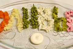 Ничто так не красит новогодний праздничный стол, как петарда в оливье.