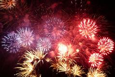 Люблю встречать Новый год дома у родителей. Там до сих пор после 12 все выходят из своих  квартир во двор и праздник продолжают вместе!