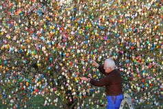 Христос Воскрес! И торжествует жизнь, возродившаяся вновь. Свет, тьму Зимы прогнав, ликует. Христос Воскрес! И с ним — Любовь!