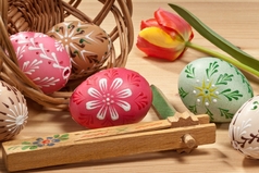 Пасха, я покрашу яйца, хоть и в брюках, и не видно.