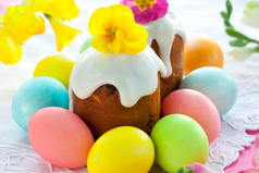 Пусть душа с надеждой замирает в ожидании милости небес.  Пусть Всевышний вас не оставляет в доброте своей! Христос воскрес!