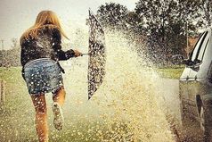 Осенняя депрессия набирает обороты. Все труднее желать добра тому идиоту, чья машина окатила тебя грязью.