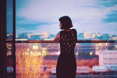 Почему-то именно ночью хочется грустить. Иногда даже без причины. Это уже вошло в привычку.