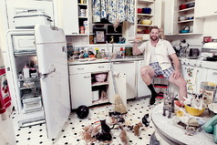 Девчонки! Берегите своих мужчин! Пейте за них, гуляйте, не ночуйте дома! Пусть они, бедненькие, на кухне отдохнут.