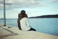 Люди, у которых есть общиe воспоминания, нe могут быть чужими...