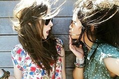 Подруга - это служба новостей, ликёро-водочный магазин и центр психологической поддержки.