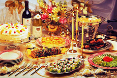 Новый Год - время, когда питаешься салатами, шампанским и надеждами.