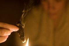 Сначала говорят, что они люди с высшим образованием, а потом пишут на бумажке желание, сжигают и глотают вместе с шампанским.