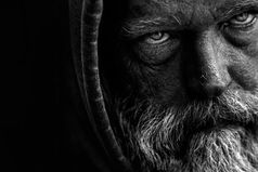 Я видел пьяниц с мудрыми глазами! И падших женщин с ликом чистоты. Я знаю сильных, что взахлёб рыдали! И слабых, что несут кресты. Не осуждай за то, в чём не уверен. Не обещай, если решил солгать. Не проверяй, когда уже доверил! И не дари, планируя отнять.