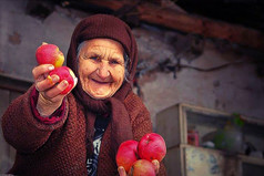 Сидит бабка на базаре, торгует яблоками. «Яблочки,яблочки с Чернобыля! Мужик говорит «Ты бабуля молчи что они с Чернобыля, кто-же у тебя их возмёт. «Берут милок, кто начальнику, кто тёще!