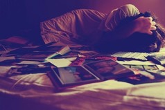 Паршиво, когда люди, которых ты знаешь, становятся людьми, которых ты знал. Когда ты проходишь мимо кого-то, кто раньше был частью твоей жизни. Когда ты мог разговаривать с ними часами, а сейчас можешь едва взглянуть.