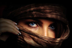 У меня нет сногсшибательной фигуры, длинных ног и прочих девичьих прелестей, но моя мама наградила меня шикарными глазами и добрым сердцем…