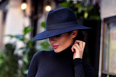 Я всегда хотела быть белой и пушистой, но увы... Я черная и гладкошерстная!