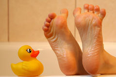 Бывает, набрал ванну с пеной, пустил в неё свою любимую пластмассовую уточку, разделся догола и тут вдруг вспомнил, что пришёл сюда смеситель чинить.