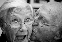 83-летний участник телевизионной передачи «Давай поженимся»  выбрал ту бабушку, которая умеет делать уколы.