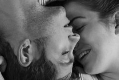 Когда мужчина действительно влюблён, Он для родной свернёт, поверьте, горы. И сила, власть здесь вовсе не при чём, И ни к чему полемик острых споры.