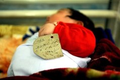 Вот он, самый дорогой браслет! Бирочка, на которой написано: Вес, рост и время рождения!:)