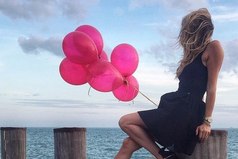 Мне небеса шепнули теплым ветром: Все, что твое - останется с тобой. Не разлетится, не пойдет по свету, а будет рядом, в тишине ночной. Луч солнца мне открыл большую тайну: Живи, как есть и дорожи собой. Никто к нам не приходит в жизнь случайно. Кто истинный - останется с тобой.