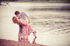 Я хочу ему готовить ужин. Обнимать в прихожей босиком. Я его давно считаю мужем. Мужем!!! Не любовником, не сном.