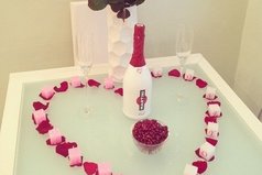 Устала… хочу шампанского, клубники, цветов и на ручки!