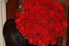 Слабый мужчина, ревнует ее к каждому Столбу, а сильный говорит: слюни подбери - она МОЯ!