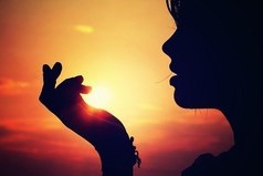 Один из моих минусов - я прощаю людям то, что не прощается, и обижаюсь на самые обычные мелочи.