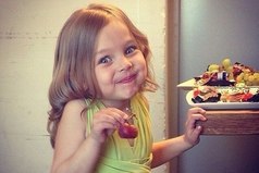 Ну и что,что я ем много сладкого! И это не значит,что я буду толстенькая... Я буду сладенькая!