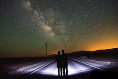 Следуя своим путём, не хватайте никого за руки, пытаясь тянуть за собой, но и не отталкивайте тех, кому с вами по пути. 