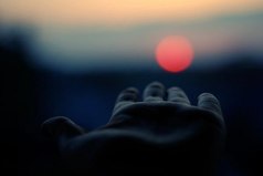 Не опускай руки, ибо рискуешь сделать это за минуту до того, как произойдёт чудо.