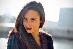 Я гордая, чтоб падать на колени. Пусть даже до безумия люблю. Пойдёшь с другой - уйду без сожаленья. И даже взглядом не остановлю. Начну шутить, начну смеяться, обиды никому не покажу. Пусть говорят, что сердцу не прикажешь, но знай! Я ДАЖЕ СЕРДЦУ ПРИКАЖУ!