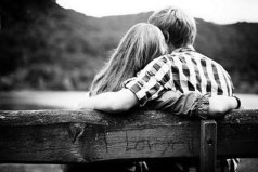 Спешите к тем, кто жаждет встречи, кто вас, как личный праздник ждет, с кем раз в году прожитый вечер, питает душу целый год! Храните тех, кто сердцу дорог, над кем не властны времена, кто и тогда ведет вас в гору, когда вершина не видна!