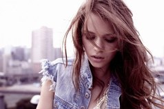 Будешь относиться к ней как к королеве, она будет относиться к тебе как к королю. Будешь относиться к ней как к игрушке, не переживай, она покажет тебе, как она умеет играть...